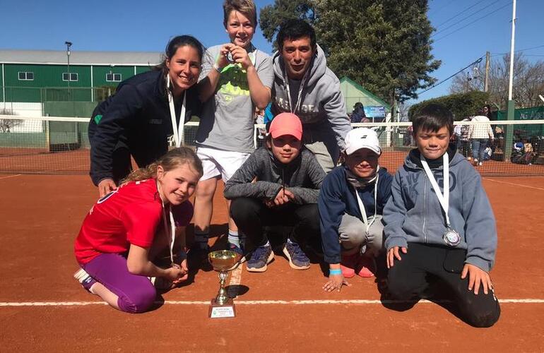 El equipo santafesino con su premio del tercer puesto.