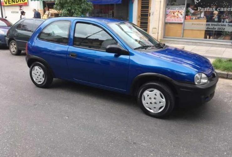 IMAGEN ILUSTRATIVA: El auto Chevrolet Corsa azul de tres puertas sustraído es similar al de la foto