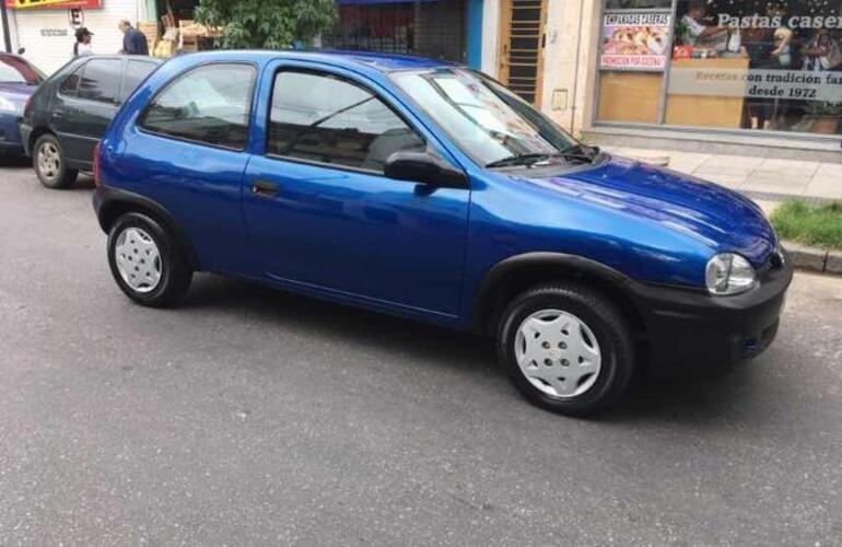 IMAGEN ILUSTRATIVA: El auto Chevrolet Corsa azul de tres puertas sustraído es similar al de la foto