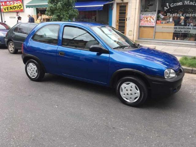 IMAGEN ILUSTRATIVA: El auto Chevrolet Corsa azul de tres puertas sustra&iacute;do es similar al de la foto