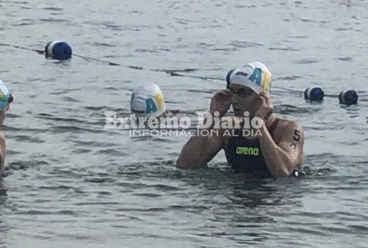 M&aacute;ximo saliendo del agua, luego de nadar los 7,5 K