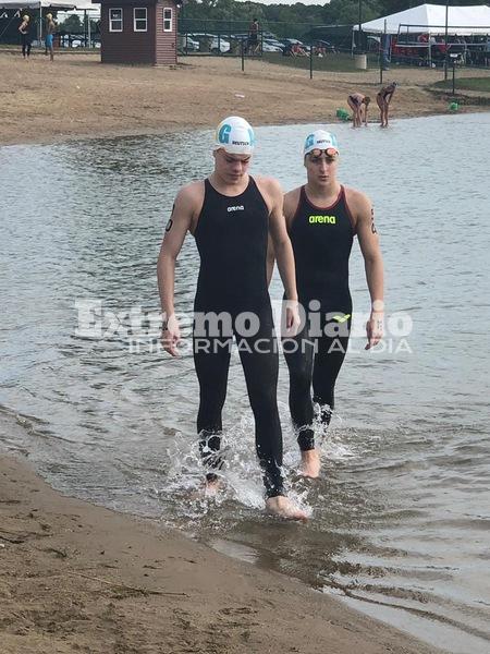 M&aacute;ximo saliendo del agua, luego de nadar los 7,5 K