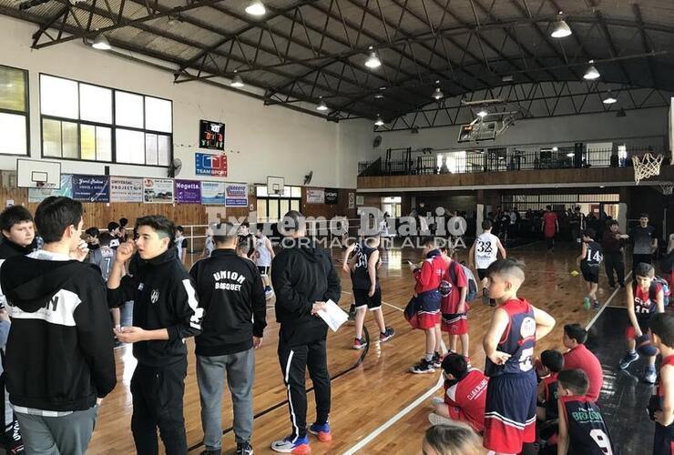 El gimnasio de Union repleto de Mini jugadores de Básquet.