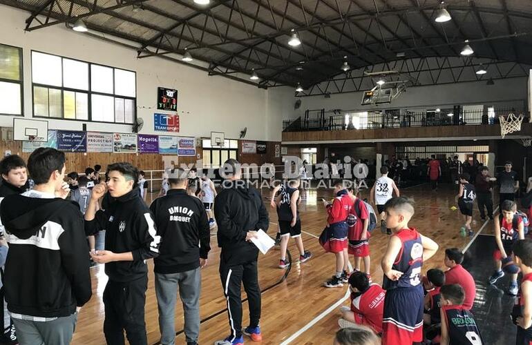 El gimnasio de Union repleto de Mini jugadores de Básquet.