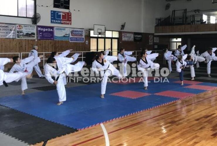 Patadas al aire de los Taekwondistas en pleno Seminario.
