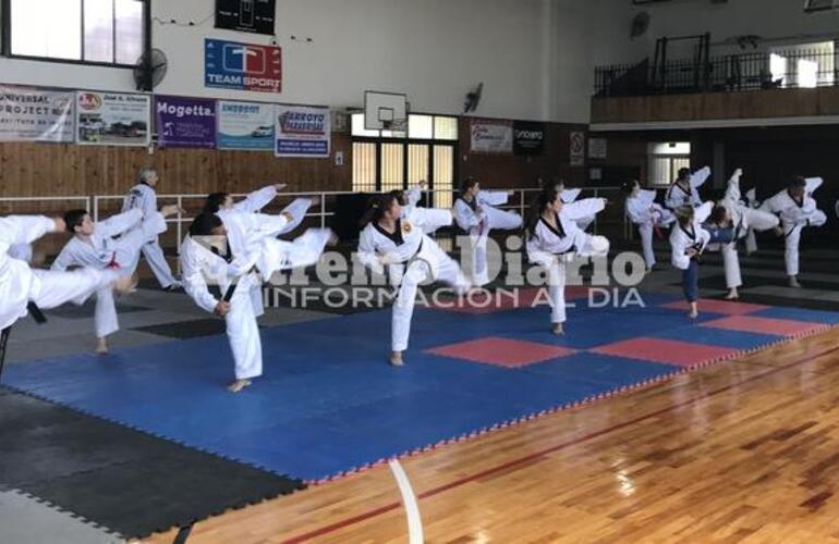 Patadas al aire de los Taekwondistas en pleno Seminario.