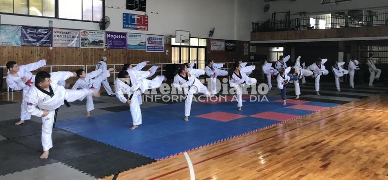 Patadas al aire de los Taekwondistas en pleno Seminario.