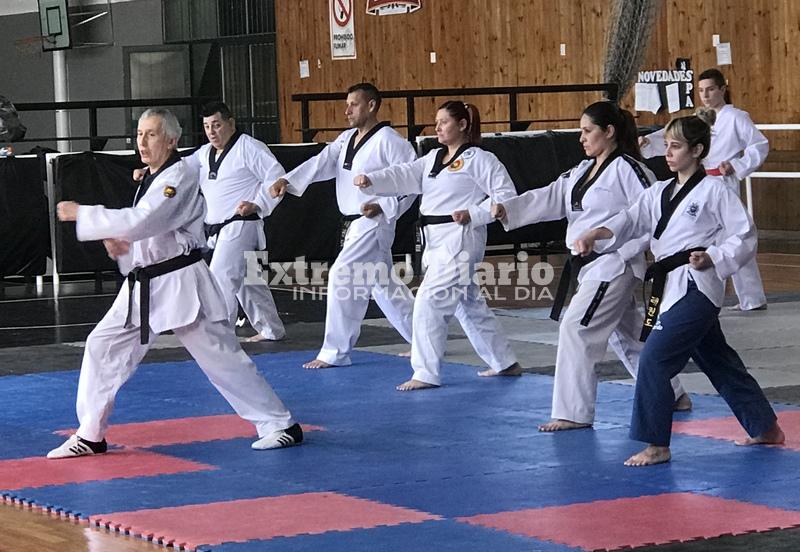 El maestro Roberto Pereyra y sus alumnos en el Seminario.
