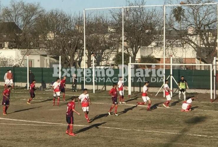 Ataque tallarín. Los locales buscando ganar el partido.