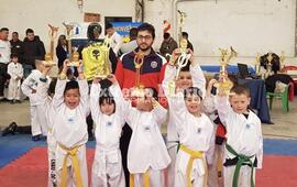 Los taekwondistas de Talleres con sus trofeos bien arriba.