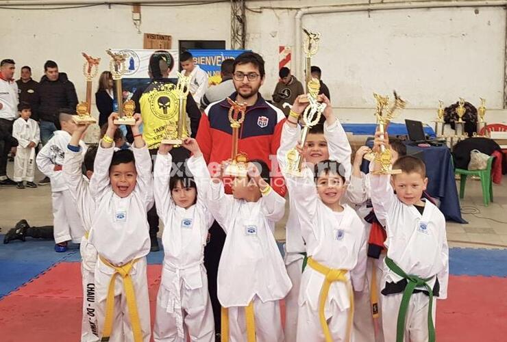 Los taekwondistas de Talleres con sus trofeos bien arriba.