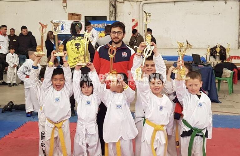 Los taekwondistas de Talleres con sus trofeos bien arriba.