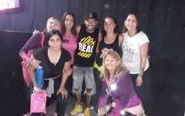 Las alumnas de Uni&oacute;n con el profe Lucas, que dirigi&oacute; la Clase.