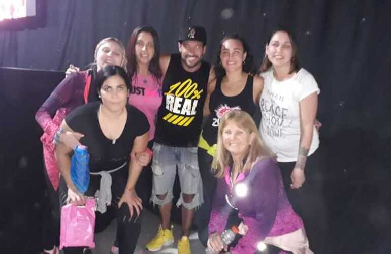 Las alumnas de Unión con el profe Lucas, que dirigió la Clase.