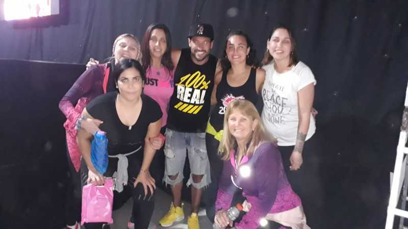 Las alumnas de Uni&oacute;n con el profe Lucas, que dirigi&oacute; la Clase.