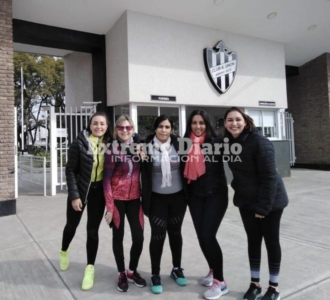 Las alumnas de Uni&oacute;n con el profe Lucas, que dirigi&oacute; la Clase.
