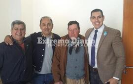 Daniel Settetrombe, con ropa t&iacute;pica, junto a funcionarios tucumanos