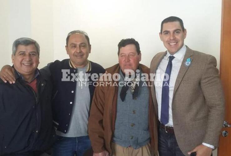 Daniel Settetrombe, con ropa típica, junto a funcionarios tucumanos