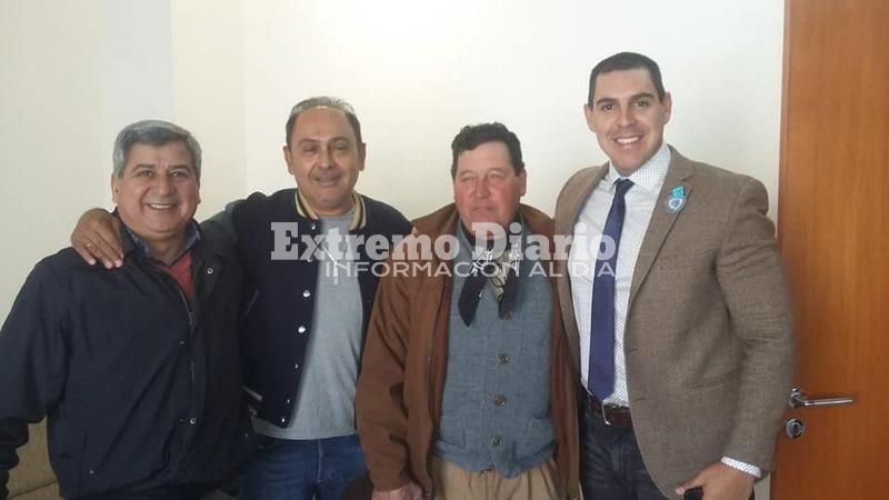 Daniel Settetrombe, con ropa t&iacute;pica, junto a funcionarios tucumanos