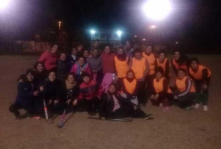 Ambos equipos luego del partido en Villa Constituci&oacute;n