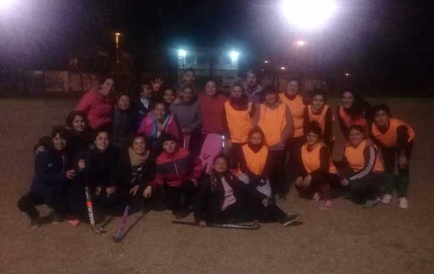 Ambos equipos luego del partido en Villa Constituci&oacute;n