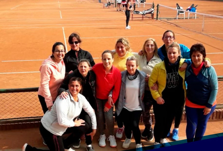 Las tenistas Picantes felices por su buen desempeño en cancha.