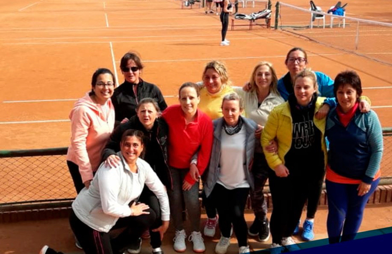 Las tenistas Picantes felices por su buen desempeño en cancha.