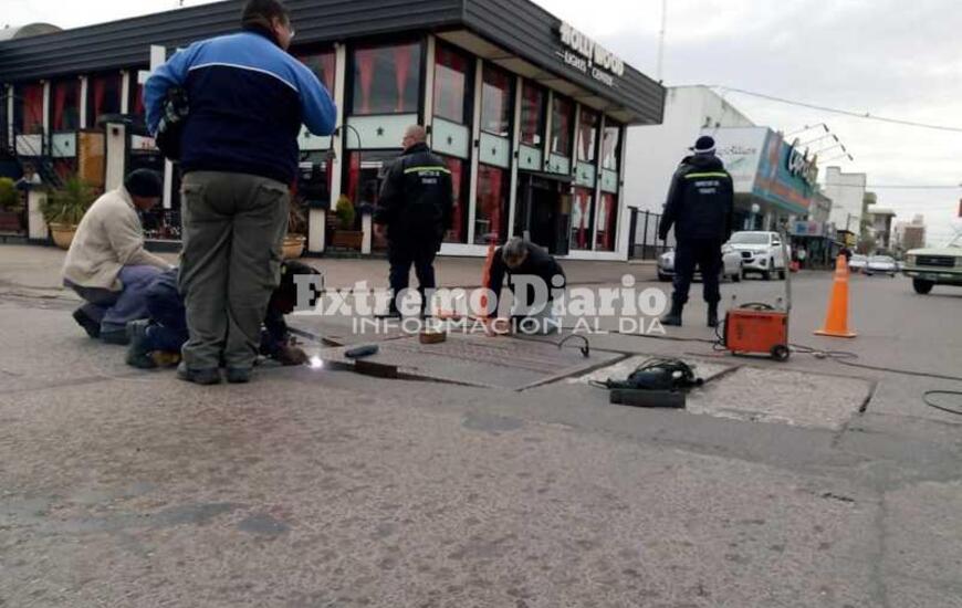 Imagen de Reparan rejilla por calle San Mart&iacute;n