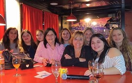 Las chicas de la ONG durante el show que brind&oacute; Sin Anestesia el Hollywood la semana pasada.
