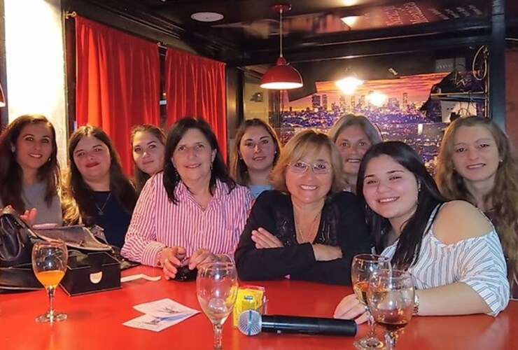 Las chicas de la ONG durante el show que brindó Sin Anestesia el Hollywood la semana pasada.