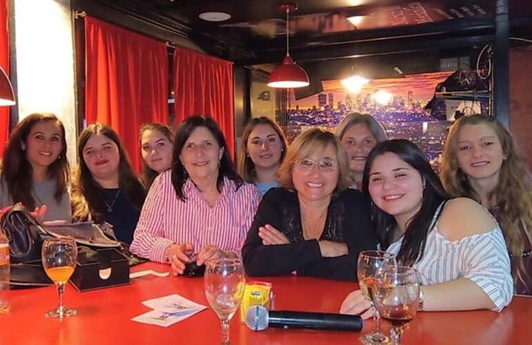 Las chicas de la ONG durante el show que brindó Sin Anestesia el Hollywood la semana pasada.