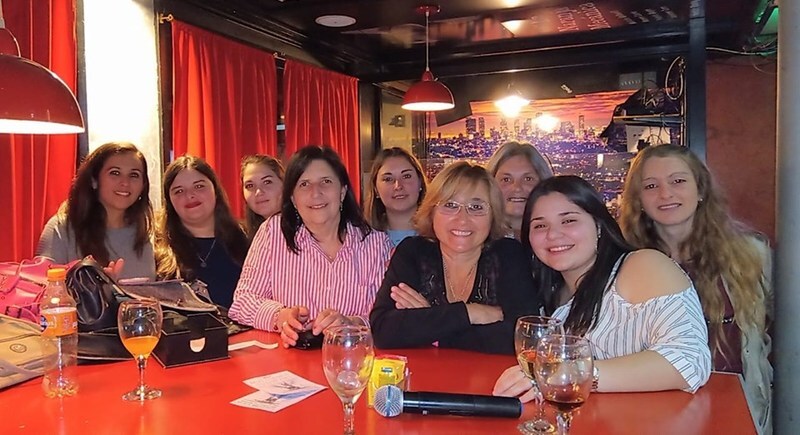 Las chicas de la ONG durante el show que brind&oacute; Sin Anestesia el Hollywood la semana pasada.