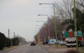 Imagen de Contin&uacute;an los trabajos de embellecimiento en pintura en los postes de alumbrado sobre calle Dr. Ren&eacute; Favaloro