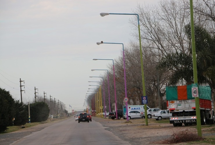 Imagen de Continúan los trabajos de embellecimiento en pintura en los postes de alumbrado sobre calle Dr. René Favaloro