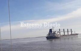 Un remolcador intenta retirarlo del lugar.