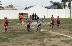 Las infantiles de Unión y Talleres en cancha.