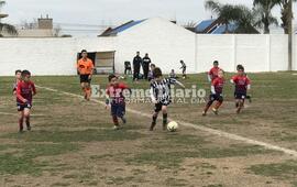 Las infantiles de Uni&oacute;n y Talleres en cancha.