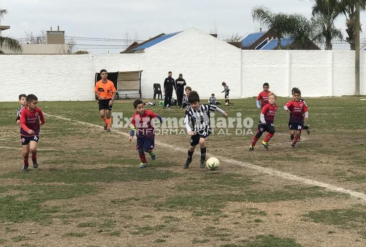 Las infantiles de Unión y Talleres en cancha.