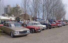 Varios autos de colecci&oacute;n en el evento de Arroyo Seco.