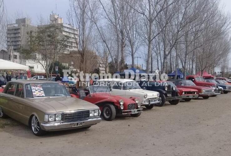 Varios autos de colección en el evento de Arroyo Seco.