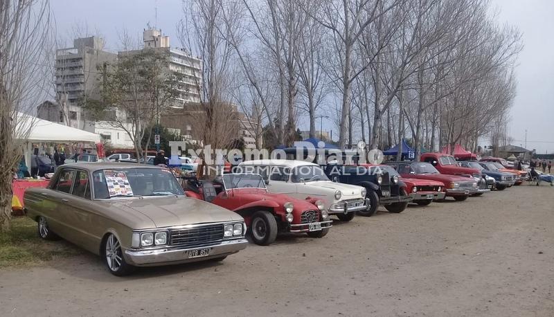 Varios autos de colecci&oacute;n en el evento de Arroyo Seco.