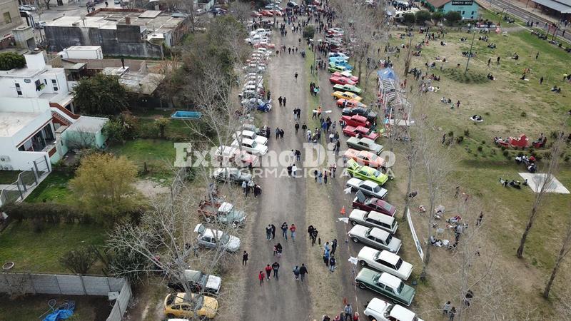 Imagen a&eacute;rea de los autos en el Encuentro Multimarcas.
