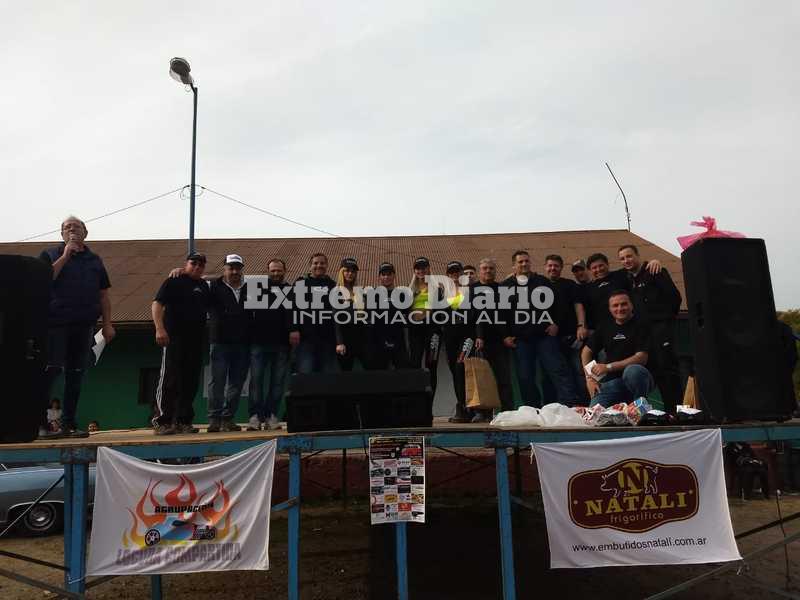 La Agrupaci&oacute;n Locura Compartida felices en el escenario al final del evento.