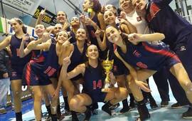 Adelante, con la n&uacute;mero 6 en la camiseta, Emilia Guerra celebra el t&iacute;tulo con su equipo.