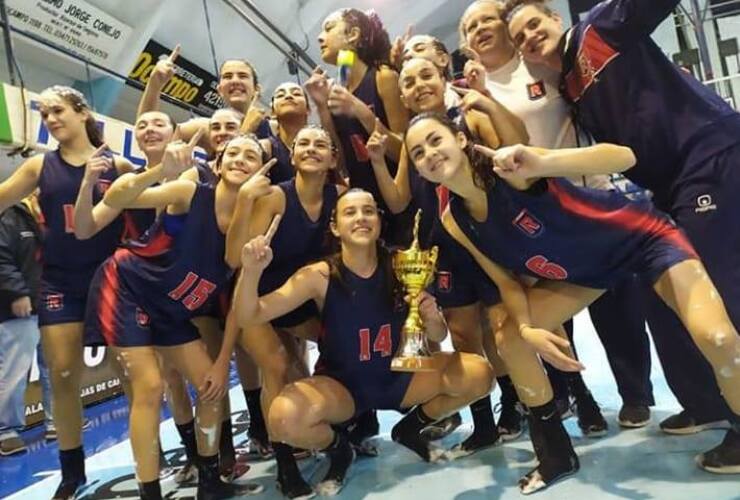 Adelante, con la número 6 en la camiseta, Emilia Guerra celebra el título con su equipo.