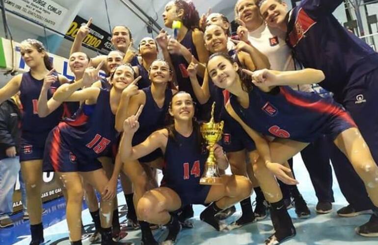 Adelante, con la número 6 en la camiseta, Emilia Guerra celebra el título con su equipo.