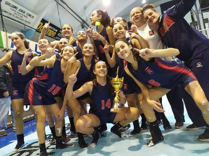 Adelante, con la n&uacute;mero 6 en la camiseta, Emilia Guerra celebra el t&iacute;tulo con su equipo.