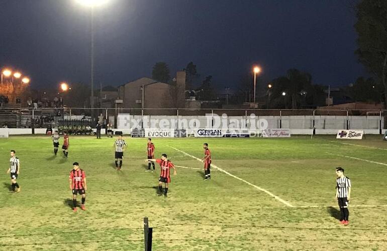 Los locales fueron superiores en el marcador y en jugadores en cancha.