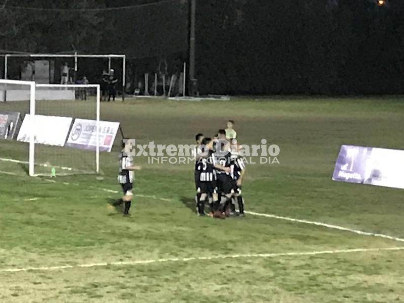 Festejo del gol de Mateo Roberto con sus compa&ntilde;eros.