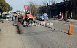 En el lugar. Una de las cuadrillas trabajando esta ma&ntilde;ana sobre calle Juan B. Justo